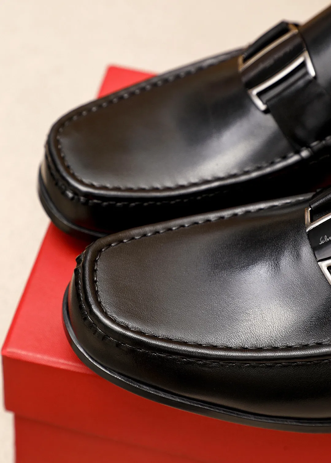 Men's shoes 💰460 💐 Product trademark: Ferragamo "Ferragamo" casual leather shoes Regular size: 38-44 (45.46🉑️customized) Product materials: Selected imported first-layer calfskin upper + luxury hardware buckle, imported water-dyed cowhide leather lining. Strong three-dimensional visual effect, original rubber outsole Color: 1⃣️color optional